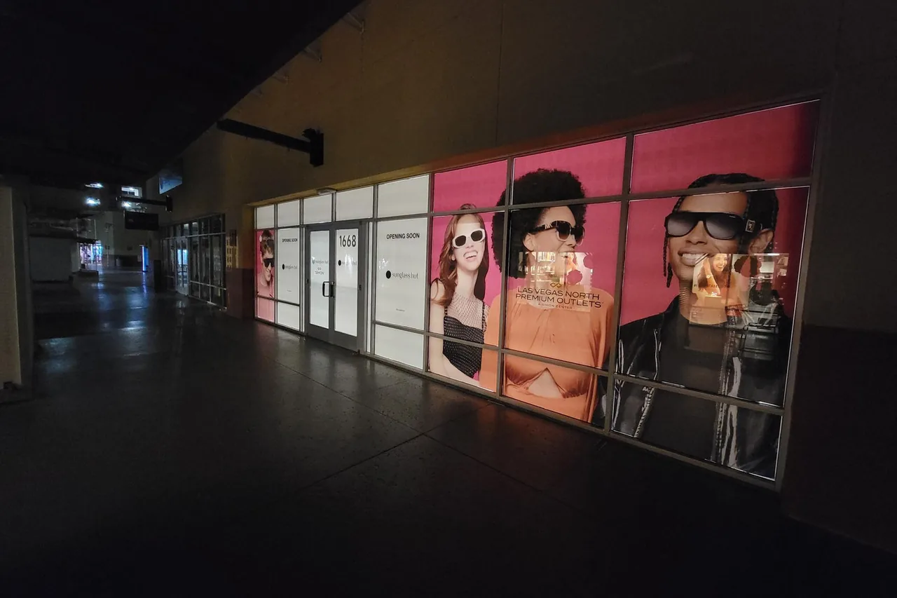 Sunglass Hut — Window paint removal + vinyl